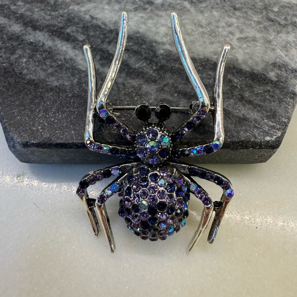 Awesome Sparkly Spider Brooch Pin - Picture 3 of 7